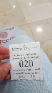 Als allererstes müsst ihr eine Nummer ziehen, um im Bürgerhospital aufgenommen zu werden,