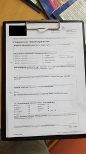 Pflegeanamnse: Ein paar Fragen zu Medikamenten, die ihr ggf. einnehmt, Allergien habt, wer benachrichtigt werden darf etc.