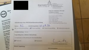 Als letztes müsst ihr noch zum HNO-Arzt, der sich eure Stimmbänder anschaut.