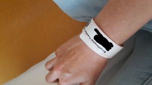 Das Armband dient der eindeutigen Identifikation und bleibt die ganze Zeit dran.