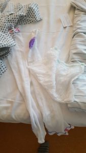 Hose, Stützstrümpfe und Hemd für die Zeit nach der OP.