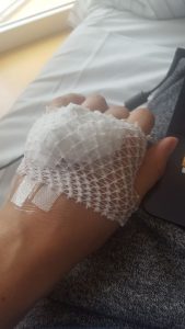 Der Zugang für den Tropf bleibt erstmal in der Hand.