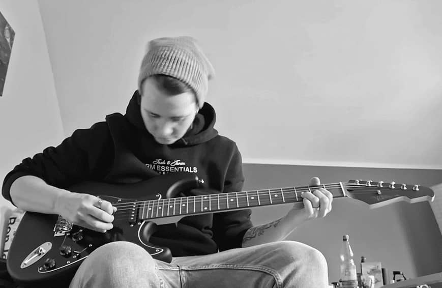 Janni, s/w, mit Gitarre.
